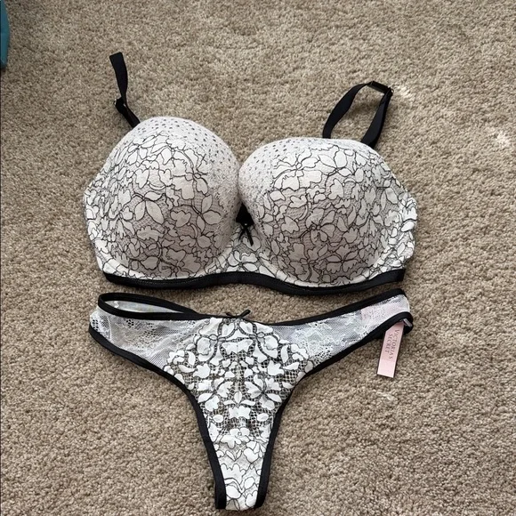 Victoria's Secret Ivory Lace Push-Up Bra & Thong with Black Trim - Picture 1 of 9